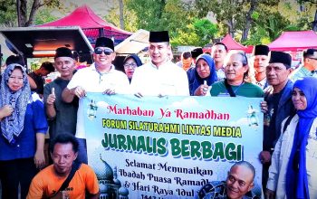 Kehadiran Bupati Egi Jadi Kejutan Puluhan Wartawan Saat Bagi Takjil di Kalianda