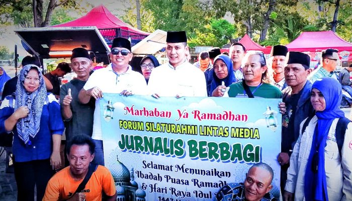 Kehadiran Bupati Egi Jadi Kejutan Puluhan Wartawan Saat Bagi Takjil di Kalianda