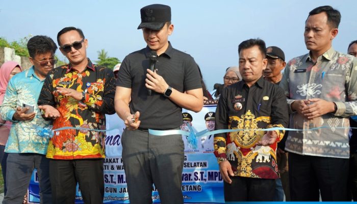 ‎Didampingi Kadis PUPR dan Plt Kadis Kominfo, Bupati Egi Resmikan Jalan Lubuk Dalam–Way Urang  ‎