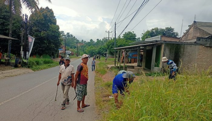 Sinergi Pimpinan dan Warga, Kades Seloretno Pimpin Gotong Royong Serentak di 6 Dusun