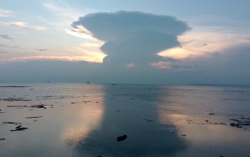 ‎Fenomena Awan Jamur Hiasi Langit Senja di Penahan Ombak Desa Maja  ‎