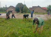 Menembus Hujan, Warga Kampung Duren Kompak Gotong Royong Sukseskan Program Desa HELAU