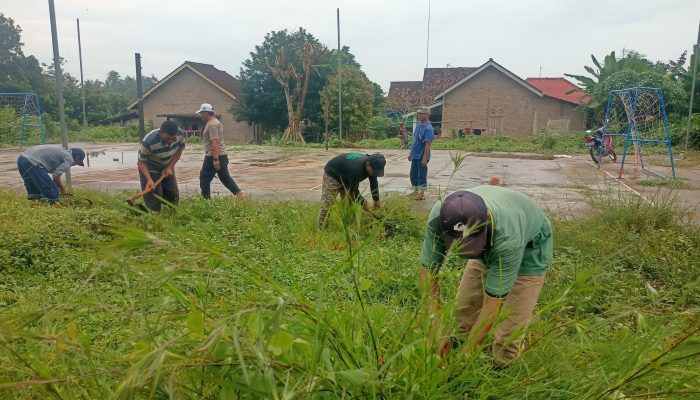 Menembus Hujan, Warga Kampung Duren Kompak Gotong Royong Sukseskan Program Desa HELAU