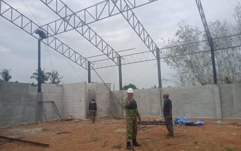 Babinsa Koramil 421-09/Tanjung Bintang Monitoring Pembangunan Gedung KDKMP di Desa Kertosari