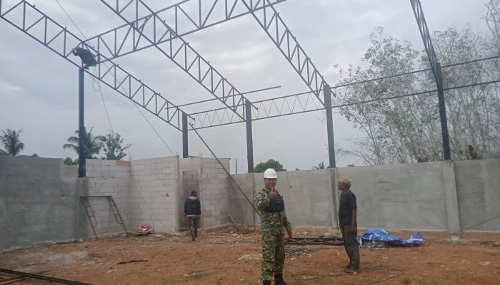 Babinsa Koramil 421-09/Tanjung Bintang Monitoring Pembangunan Gedung KDKMP di Desa Kertosari