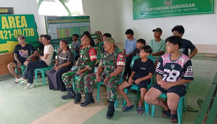 Masyarakat Antusias Ikuti Nobar Sepak Bola Bersama Koramil 421-09/Tanjung Bintang