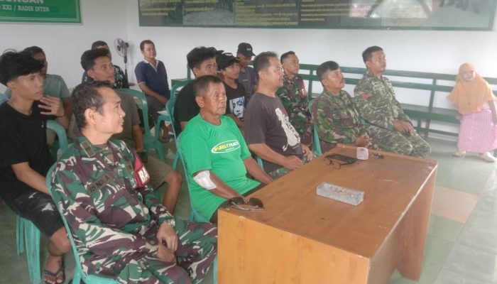 Pererat Kebersamaan TNI dan Masyarakat, Koramil 421-09/Tanjung Bintang Gelar Nobar “Bola Gembira”