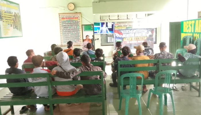 Koramil 421-09/Tanjung Bintang Gelar Nobar Bola Gembira, Suasana Penuh Keceriaan dan Kebersamaan