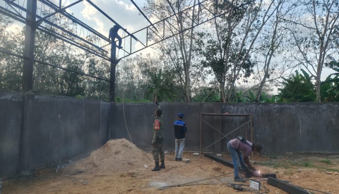Babinsa Koramil 421-09/Tanjung Bintang Monitoring Pembangunan Gedung KDKMP di Desa Purwodadi Dalam