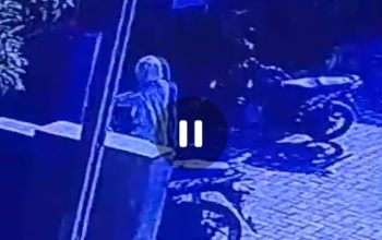 ‎Terekam CCTV: Maling Nekat Gasak Motor di Parkiran Puskesmas Pasuruan, Padahal Sebelahan dengan Polsek   ‎