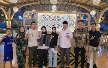 Temui Keluarga Perantau Asal Lampung di Bekasi, Mukhlis Basri Beri Semangat Mahasiswi Kembar yang Lolos UI