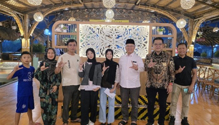 Temui Keluarga Perantau Asal Lampung di Bekasi, Mukhlis Basri Beri Semangat Mahasiswi Kembar yang Lolos UI