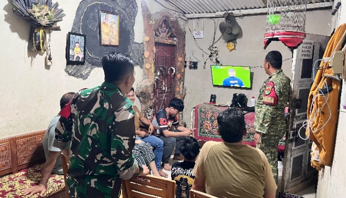 Keseruan Nobar Piala Dunia 2026 di Koramil 421-09/Tanjung Bintang, TNI dan Warga Pererat Kebersamaan saat Laga Prancis vs Inggris