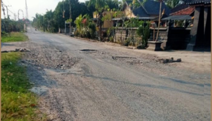 ‎Warga Keluhkan Jalan Rusak Meski Baru Setahun Dibangun, Desak Pemeliharaan dan Tanggung Jawab Kontraktor  ‎