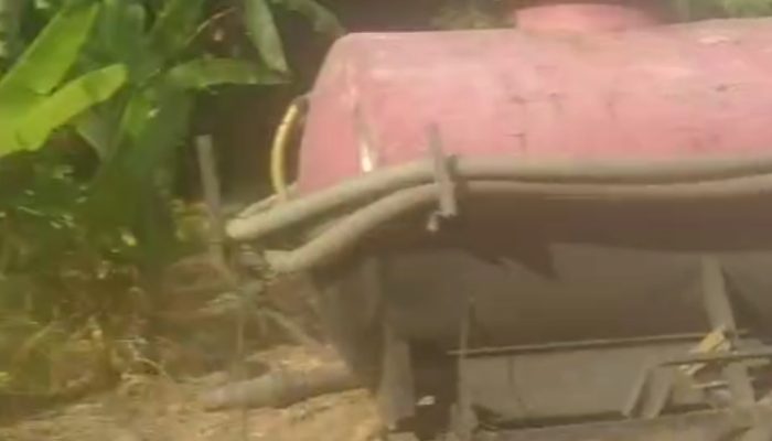 Warga Geram, Truk Pembuang Limbah PT Ciomas di Kepung Warga