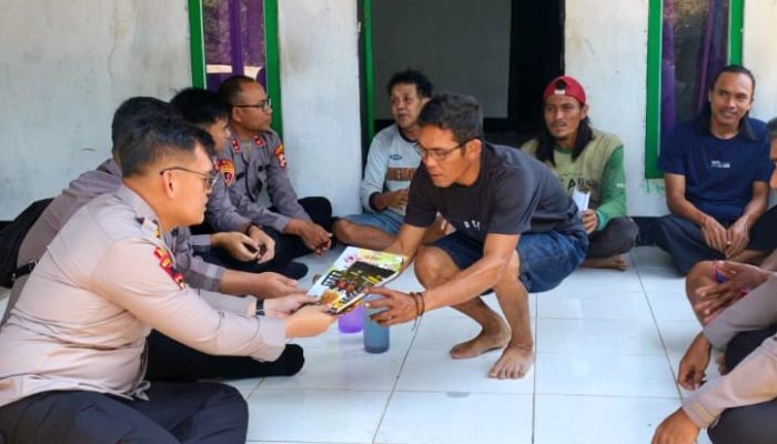 Tim Gabungan Kepolisian Sosialisasi Pencegahan Karhutla Door to Door di Kayong Utara 