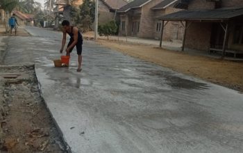 ‎LAPOR PAK BUPATI: Jalan Rabat Beton Hampir Rp1 Miliar Baru Selesai, Sudah Retak Patah  ‎  ‎