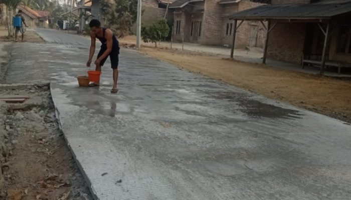‎LAPOR PAK BUPATI: Jalan Rabat Beton Hampir Rp1 Miliar Baru Selesai, Sudah Retak Patah  ‎  ‎