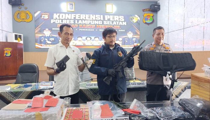 DI BAKAUHENI Pria Kabur Saat Diperiksa, Senapan AR-15 Ditemukan,Tiga Orang Ditetapkan Tersangka  ‎