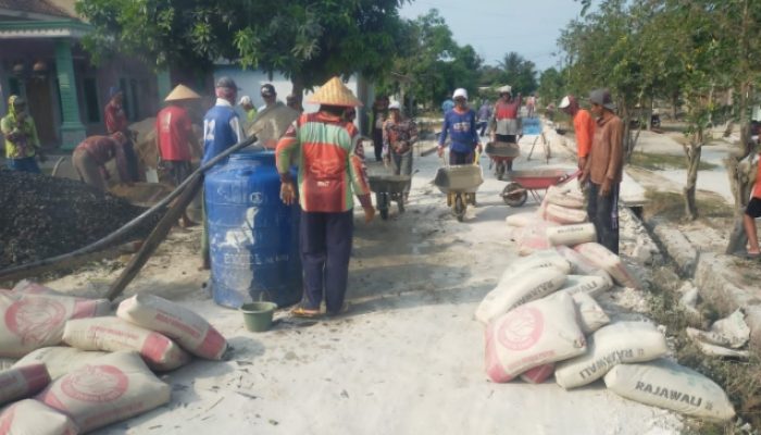 ‎Tak Kunjung Dibangun Pemerintah, Warga Agom Bangun Sendiri Jalan Rabat Beton 100 Meter  ‎
