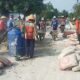 ‎Tak Kunjung Dibangun Pemerintah, Warga Agom Bangun Sendiri Jalan Rabat Beton 100 Meter  ‎